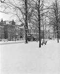 880370 Afbeelding van een G.V.U.-stadsbus rijdend over de besneeuwde Maliebaan te Utrecht.